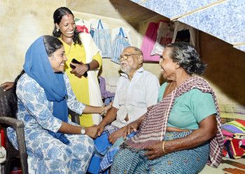 ജില്ലാ പഞ്ചായത്ത്‌ ചെറുവത്തൂർ ഡിവിഷൻ സ്ഥാനാർഥി ഡോ സെറീനാ സലാം  മാവിലാകടപ്പുറം ഒരിയരയിലെ  കൊടക്ക രാമനെയും ഭാര്യ ശീലാബതിയെയും സന്ദർശിക്കുന്നു