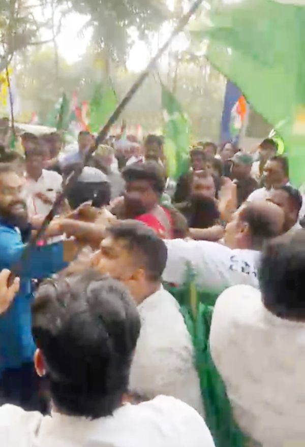 ഉദുമയിൽ സിപിഐ എം പ്രവർത്തകരെ യുഡിഎഫുകാർ വളഞ്ഞിട്ട് മർദ്ദിക്കുന്നു