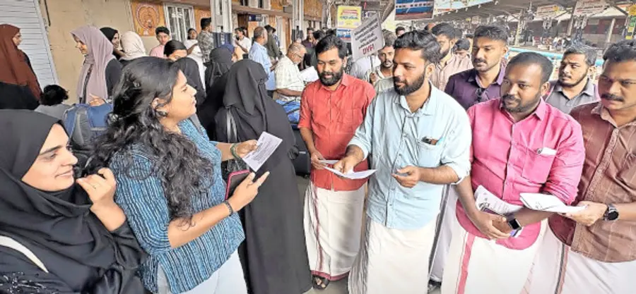 റെയിൽവേയുടെ കൊള്ള അവസാനിപ്പിക്കണമെന്നാവശ്യപ്പെട്ട്‌ ഡിവൈഎഫ്ഐ കണ്ണൂർ റെയിൽവേ സ്റ്റേഷനിൽ നടത്തിയ പ്രതിഷേധത്തിൽ  ജില്ലാ പ്രസിഡന്റ് മുഹമ്മദ് അഫ്സലിന്റെ നേതൃത്വത്തിൽ യാത്രക്കാർക്ക് ലഘുലേഖ നൽകുന്നു