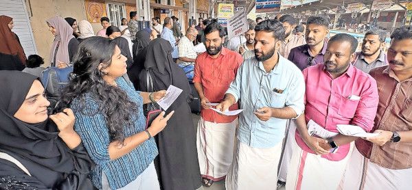 റെയിൽവേയുടെ കൊള്ള അവസാനിപ്പിക്കണമെന്നാവശ്യപ്പെട്ട്‌ ഡിവൈഎഫ്ഐ കണ്ണൂർ റെയിൽവേ സ്റ്റേഷനിൽ നടത്തിയ പ്രതിഷേധത്തിൽ  ജില്ലാ പ്രസിഡന്റ് മുഹമ്മദ് അഫ്സലിന്റെ നേതൃത്വത്തിൽ യാത്രക്കാർക്ക് ലഘുലേഖ നൽകുന്നു