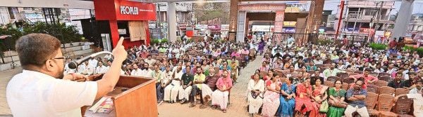 കെഎസ്ടിഎ ജില്ലാ സമ്മേളനത്തിന്റെ ഭാഗമായി തളിപ്പറമ്പ് വി എസ് നഗറിൽ സംഘടിപ്പിച്ച പൊതുയോഗം മുൻ എംപി  കെ കെ രാഗേഷ് ഉദ്ഘാടനംചെയ്യുന്നു 