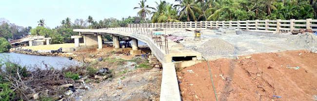 നിർമാണം അവസാനഘട്ടത്തിലെത്തിയ നീലേശ്വരം കച്ചേരിക്കടവ് പാലം