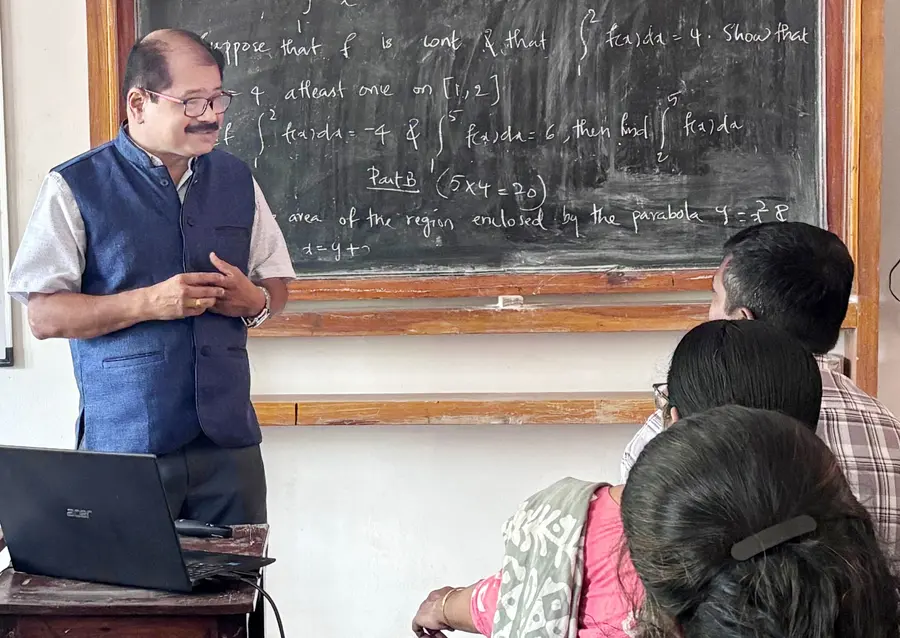 തെരഞ്ഞെടുപ്പ് ജോലിക്ക് നിയോഗിച്ച ജീവനക്കാർക്ക് പി മധു ക്ലാസെടുക്കുന്നു