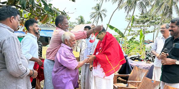 ഉദുമ മണ്ഡലം എൽഡിഎഫ്‌ സ്ഥാനാർഥി സി എച്ച്‌ കുഞ്ഞന്പുവിന്‌ പള്ളിക്കര പഞ്ചായത്തിലെ മിഷൻ കോളനിയിൽ നൽകിയ സ്വീകരണം