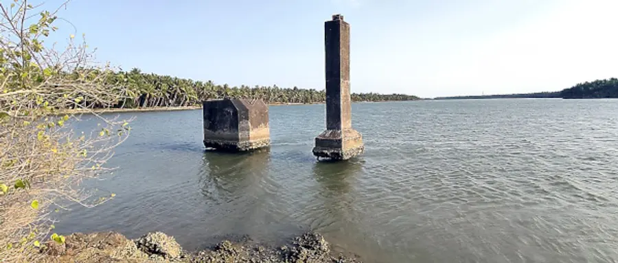 നിർദിഷ്ട തെക്കെക്കാട്–പടന്നകടപ്പുറം പാലം സൈറ്റിൽ ഉപേക്ഷിച്ച തൂക്ക് പാലത്തിന്റെ ഭാഗങ്ങൾ
