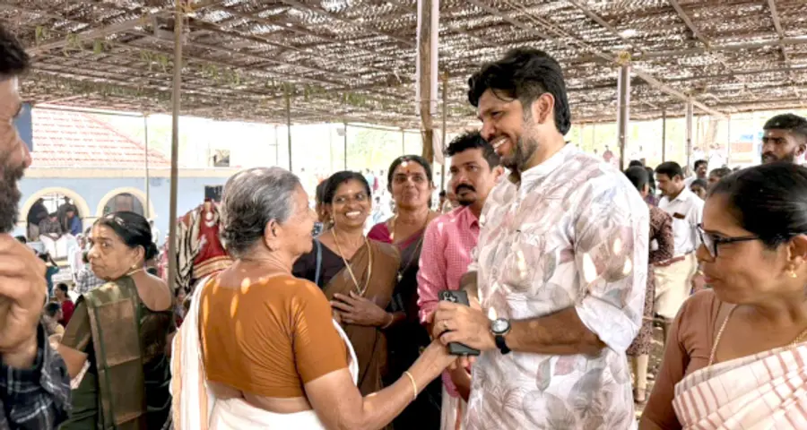 കാസർകോട്‌ മണ്ഡലം എൽഡിഎഫ്‌ സ്വതന്ത്ര സ്ഥാനാർഥി ഷാനവാസ്‌ പാദൂർ പൈക്കയിൽ വോട്ടർമാർക്കിടയിൽ