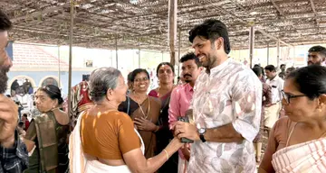 കാസർകോട്‌ മണ്ഡലം എൽഡിഎഫ്‌ സ്വതന്ത്ര സ്ഥാനാർഥി ഷാനവാസ്‌ പാദൂർ പൈക്കയിൽ വോട്ടർമാർക്കിടയിൽ