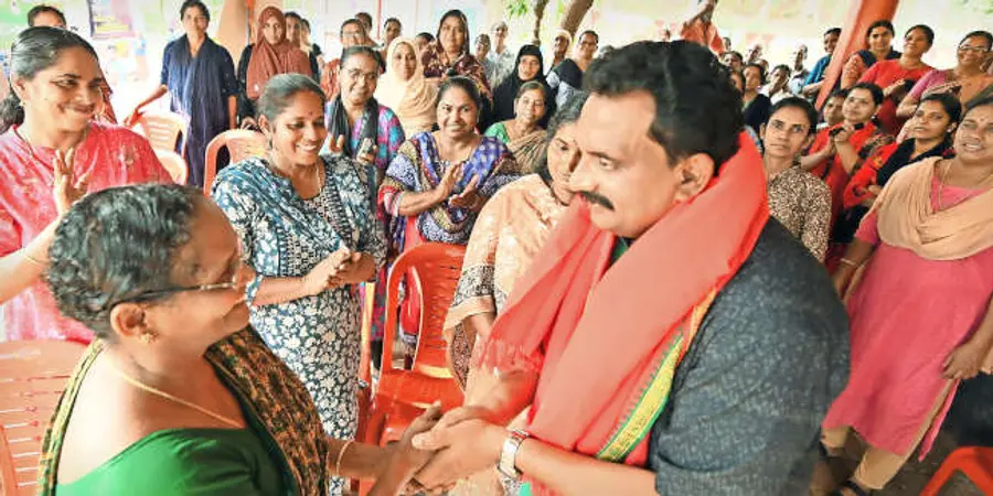 കൂത്തുപറമ്പ് മണ്ഡലം എൽഡിഎഫ് സ്ഥാനാർഥി പി കെ പ്രവീണിനെ ചോരക്കുളത്ത് സ്വീകരിക്കുന്നു ഫോട്ടോ: പി ദിലീപ്കുമാർ