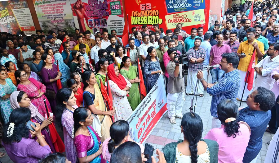 സർക്കാർ ജീവനക്കാരെ മാനദണ്ഡങ്ങൾക്ക്‌ വിരുദ്ധമായി സ്ഥലം മാറ്റുന്നതിൽ പ്രതിഷേധിച്ച്‌ എഫ്എസ്ഇടിഒ പാലക്കാട്‌ സിവിൽ സ്‌റ്റേഷനിലേക്ക് നടത്തിയ മാർച്ച്‌  കെഎസ്ടിഎ സംസ്ഥാന വൈസ്‌ പ്രസിഡന്റ്‌ എം എ അരുൺകുമാർ ഉദ്ഘാടനം ചെയ്യുന്നു