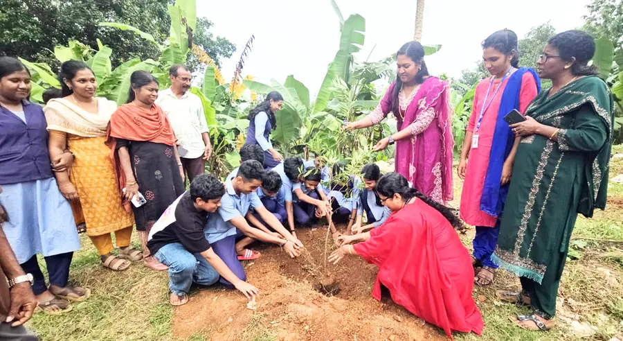 പരിസ്ഥിതി ദിനാചരണത്തിന്റെ ഭാഗമായി നെട്ടയം ഗവ. ഹൈസ്കൂളിൽലെ പ്രധാനാധ്യാപിക ബീനമോളും കുട്ടികളും ചേർന്ന് വൃക്ഷത്തെ നടുന്നു