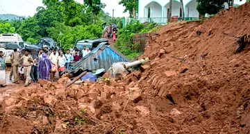 അഡൂർ പൊനോരത്ത്  വീടിന്റെ മതിലിടിഞ്ഞ്  കല്ലും മണ്ണും റോഡരിലേക്ക് പതിച്ചപ്പോൾ. ഇതിനടിയിൽപെട്ടാണ് മുൻസീറും മുസമ്മീലും മരിച്ചത്. സമീപം തകർന്ന ബസ് കാത്തിരിപ്പ് കേന്ദ്രവും കാണാം