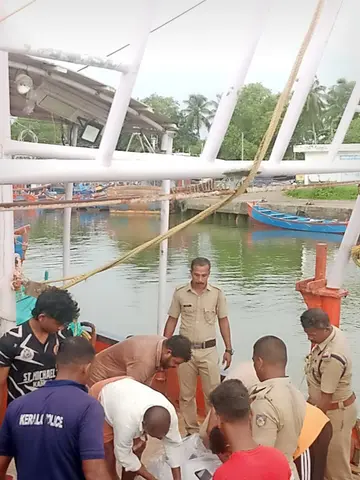 പയ്യാന്പലത്ത്‌ മുങ്ങിമരിച്ച കർണാടക സ്വദേശി സന്തോഷ്‌ കുമാറിന്റെ  മൃതദേഹം മറൈൻ എൻഫോഴ്‌സ്‌മെന്റ്‌ സംഘം കരക്കെത്തിച്ചപ്പോൾ 