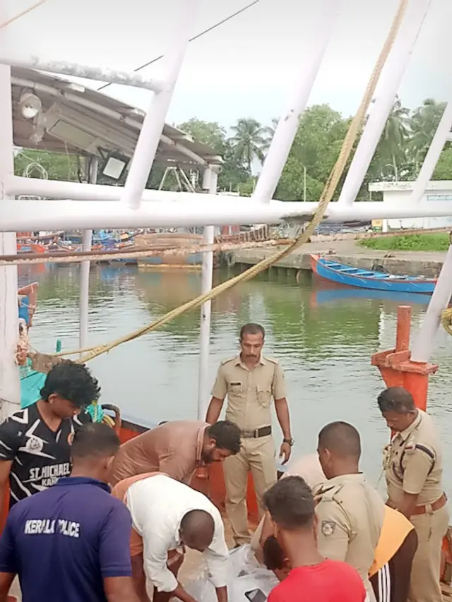 പയ്യാന്പലത്ത്‌ മുങ്ങിമരിച്ച കർണാടക സ്വദേശി സന്തോഷ്‌ കുമാറിന്റെ  മൃതദേഹം മറൈൻ എൻഫോഴ്‌സ്‌മെന്റ്‌ സംഘം കരക്കെത്തിച്ചപ്പോൾ 