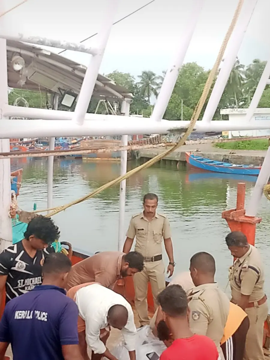 പയ്യാന്പലത്ത്‌ മുങ്ങിമരിച്ച കർണാടക സ്വദേശി സന്തോഷ്‌ കുമാറിന്റെ  മൃതദേഹം മറൈൻ എൻഫോഴ്‌സ്‌മെന്റ്‌ സംഘം കരക്കെത്തിച്ചപ്പോൾ 