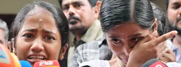 കൊല്ലപ്പെട്ട സുധാകരന്റെ മക്കൾ അതുല്യയും അഖിലയും കോടതിവളപ്പിൽ മാധ്യമങ്ങൾക്കുമുന്നിൽ പൊട്ടിക്കരയുന്നു