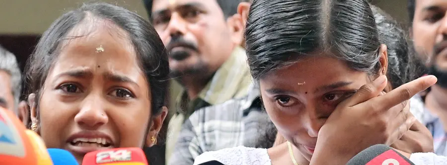 കൊല്ലപ്പെട്ട സുധാകരന്റെ മക്കൾ അതുല്യയും അഖിലയും കോടതിവളപ്പിൽ മാധ്യമങ്ങൾക്കുമുന്നിൽ പൊട്ടിക്കരയുന്നു