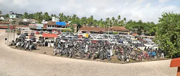 തലശേരി റെയിൽവേ സ്റ്റേഷനിലെ മേൽക്കൂരയില്ലാത്ത പാർക്കിങ് കേന്ദ്രം