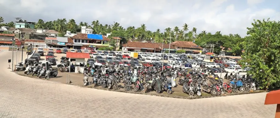 തലശേരി റെയിൽവേ സ്റ്റേഷനിലെ മേൽക്കൂരയില്ലാത്ത പാർക്കിങ് കേന്ദ്രം