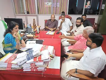 സിപിഐ എം സംസ്ഥാന സെക്രട്ടറിയറ്റംഗം എം വി ജയരാജൻ,  ജില്ലാസെക്രട്ടറി  കെ കെ രാഗേഷ്‌ എന്നിവർ  മെഡിക്കൽ കോളേജ് പ്രിൻസിപ്പൽ ഇൻ ചാർജ് ഡോ. ഷീബ ദാമോദറെ കണ്ട് സംസാരിക്കുന്നു
