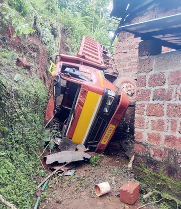 പി ഗോപാലന്റെ വീടിന് പിറകിലേക്ക് ടിപ്പർ ലോറി മറിഞ്ഞ നിലയിൽ