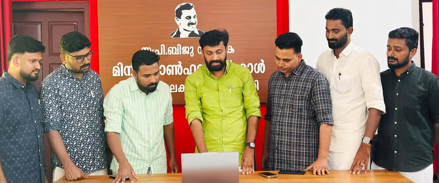 ഡിവൈഎഫ്‌ഐ സംസ്ഥാന സെക്രട്ടറി എം വിജിന്റെ നേതൃത്വത്തിൽ പാലക്കാട്‌ റെയിൽവേ ഡിവിഷണൽ മാനേജർക്ക്‌  നിവേദനം നൽകുന്നു