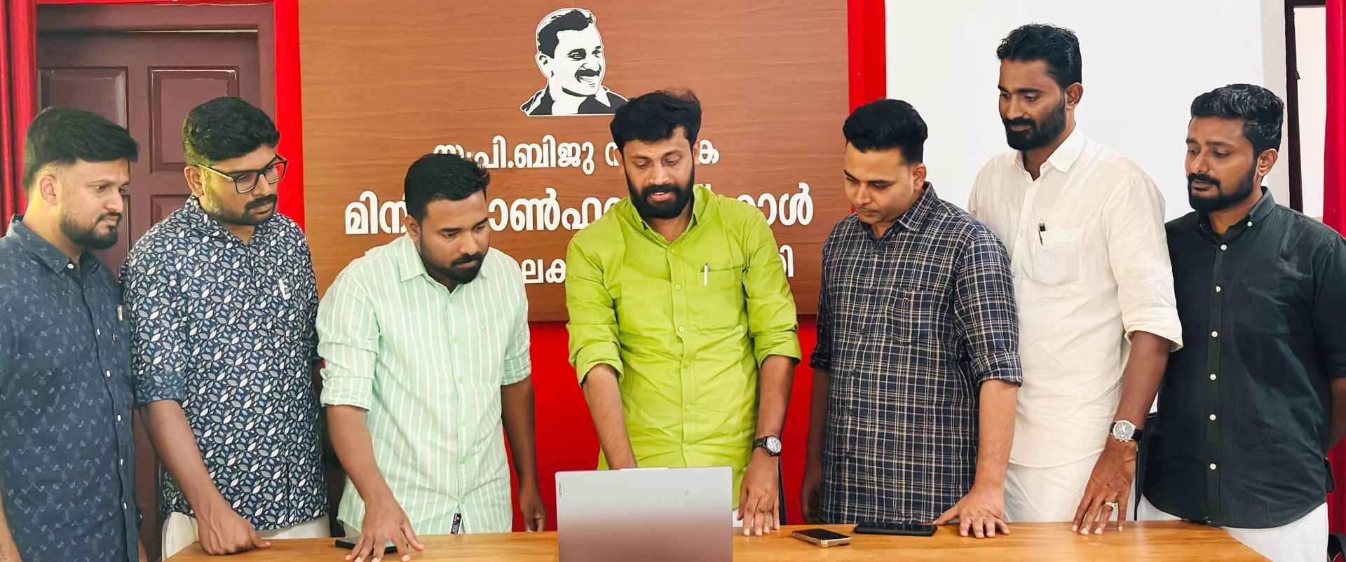 ഡിവൈഎഫ്‌ഐ സംസ്ഥാന സെക്രട്ടറി എം വിജിന്റെ നേതൃത്വത്തിൽ പാലക്കാട്‌ റെയിൽവേ ഡിവിഷണൽ മാനേജർക്ക്‌  നിവേദനം നൽകുന്നു