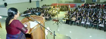 ദേശീയ വനിതാ കമ്മീഷന്റെയും സംസ്ഥാന വനിതാ കമ്മീഷന്റെയും സംയുക്ത ആഭിമുഖ്യത്തില് കോളേജ് വിദ്യാര്ത്ഥികള്ക്കായി 'സ്റ്റോക്കിങ്' വിഷയത്തില് സംഘടിപ്പിച്ച ബോധവത്കരണ പരിപാടി അഡ്വ. പി. സതീദേവി ഉദ്ഘാടനം ചെയ്യുന്നു