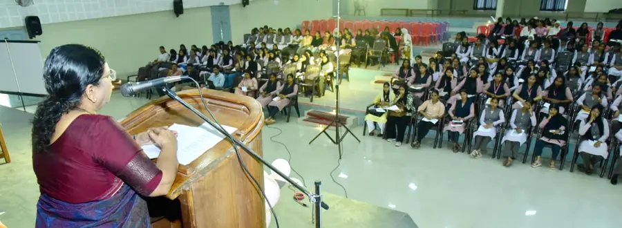 ദേശീയ വനിതാ കമ്മീഷന്റെയും സംസ്ഥാന വനിതാ കമ്മീഷന്റെയും സംയുക്ത ആഭിമുഖ്യത്തില് കോളേജ് വിദ്യാര്ത്ഥികള്ക്കായി 'സ്റ്റോക്കിങ്' വിഷയത്തില് സംഘടിപ്പിച്ച ബോധവത്കരണ പരിപാടി അഡ്വ. പി. സതീദേവി ഉദ്ഘാടനം ചെയ്യുന്നു