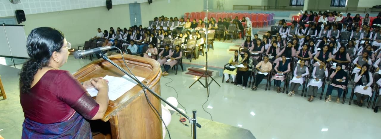 ദേശീയ വനിതാ കമ്മീഷന്റെയും സംസ്ഥാന വനിതാ കമ്മീഷന്റെയും സംയുക്ത ആഭിമുഖ്യത്തില്‍ കോളേജ് വിദ്യാര്‍ത്ഥികള്‍ക്കായി  'സ്റ്റോക്കിങ്' വിഷയത്തില്‍ സംഘടിപ്പിച്ച ബോധവത്കരണ പരിപാടി   അഡ്വ. പി. സതീദേവി ഉദ്ഘാടനം ചെയ്യുന്നു