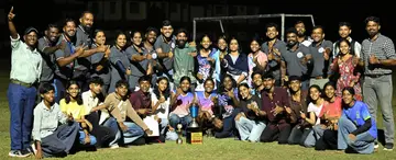 ജില്ലാ സ്കൂൾ കായികമേളയിൽ ഓവറോൾ  കിരീടം നേടിയ കാസർകോട് സബ്ജില്ലാ താരങ്ങൾ ട്രോഫിയുമായി