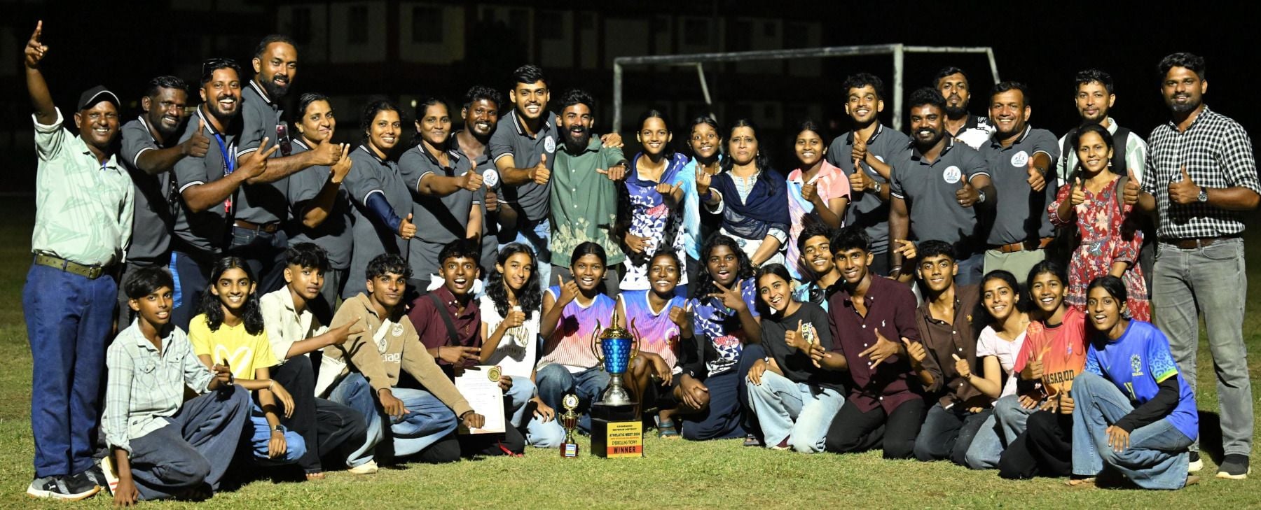 ജില്ലാ സ്കൂൾ കായികമേളയിൽ ഓവറോൾ  കിരീടം നേടിയ കാസർകോട് സബ്ജില്ലാ താരങ്ങൾ ട്രോഫിയുമായി