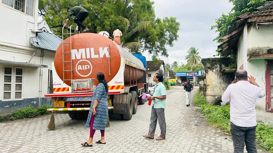 മീനാക്ഷിപുരം അതിർത്തിയിൽ ഭക്ഷ്യസുരക്ഷാ വകുപ്പ് പാൽ ടാങ്കർ പരിശോധിക്കുന്നു