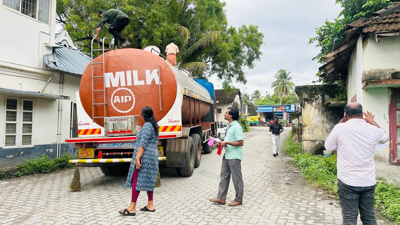 മീനാക്ഷിപുരം അതിർത്തിയിൽ ഭക്ഷ്യസുരക്ഷാ വകുപ്പ്‌ പാൽ ടാങ്കർ പരിശോധിക്കുന്നു