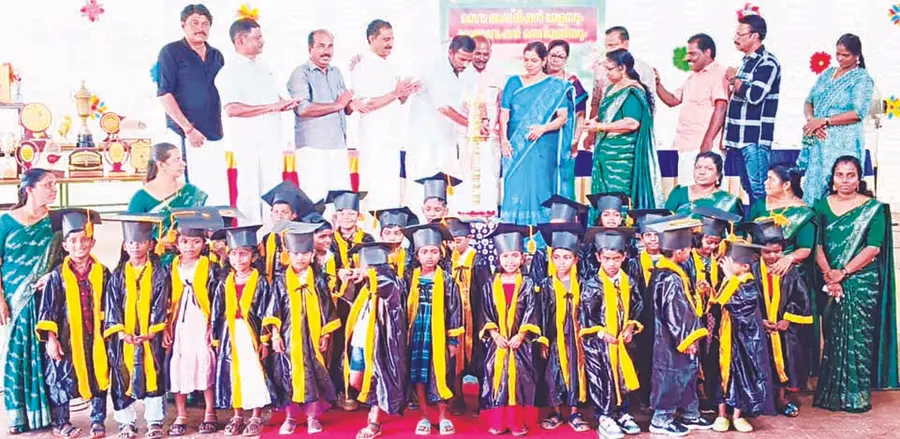 ചാരമംഗലം ഗവ. ഡി വി ഹയർ സെക്കൻഡറി സ്കൂളിലെ ഗ്രാഡുവേഷനും പ്രവേശനമേളയും
ജില്ലാ പഞ്ചായത്ത് സ്ഥിരംസമിതി അധ്യക്ഷൻ എസ് രാധാകൃഷ്ണൻ ഉദ്ഘാടനംചെയ്യുന്നു