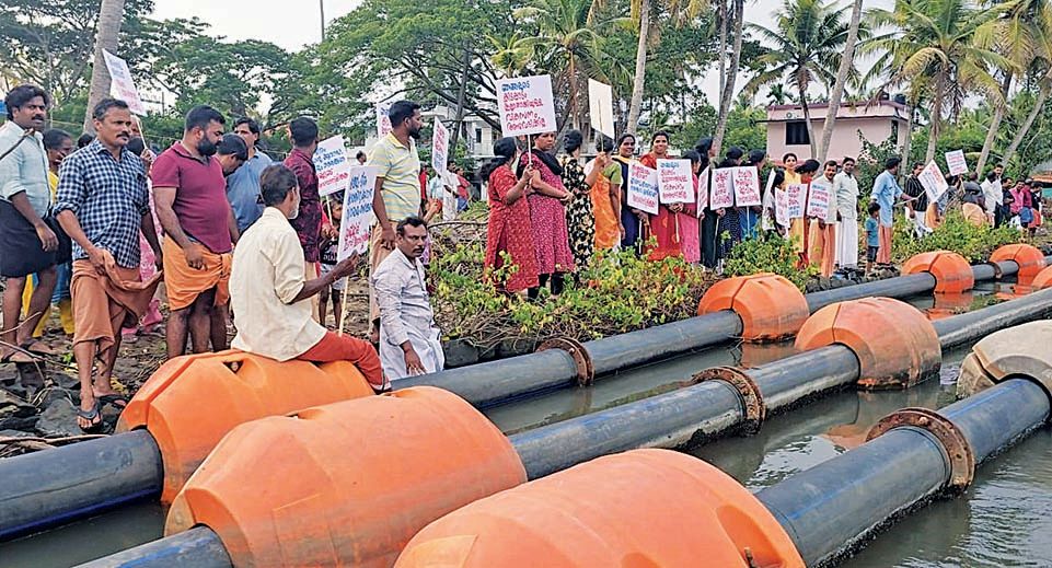 തവണക്കടവ്‌ കായലിലെ അനിയന്ത്രിത മണൽഖനനത്തിനെതിരെ നാട്ടുകാർ പ്രതിഷേധിക്കുന്നു