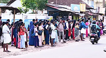 ആലപ്പുഴ എസ്ഡിവി സ്കൂളിന് മുൻവശത്തെ സ്റ്റോപ്പിൽ ബസ് കാത്ത് നിൽക്കുന്നവർ