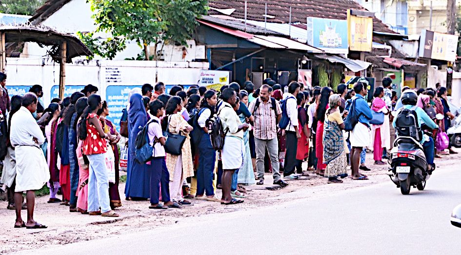 ആലപ്പുഴ എസ്ഡിവി സ്കൂളിന് മുൻവശത്തെ സ്റ്റോപ്പിൽ ബസ് കാത്ത് നിൽക്കുന്നവർ