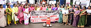 പെട്രോൾ, ഡീസൽ, പാചകവാതക വിലവർധനയിൽ പ്രതിഷേധിച്ച് അഖിലേന്ത്യാ ജനാധിപത്യ മഹിളാ അസോസിയേഷൻ ജില്ലാ കമ്മിറ്റി
സംഘടിപ്പിച്ച ബിഎസ്എൻഎൽ ഓഫീസ് മാർച്ച് സംസ്ഥാന വൈസ്പ്രസിഡന്റ് കെ ജി രാജേശ്വരി ഉദ്ഘാടനംചെയ്യുന്നു