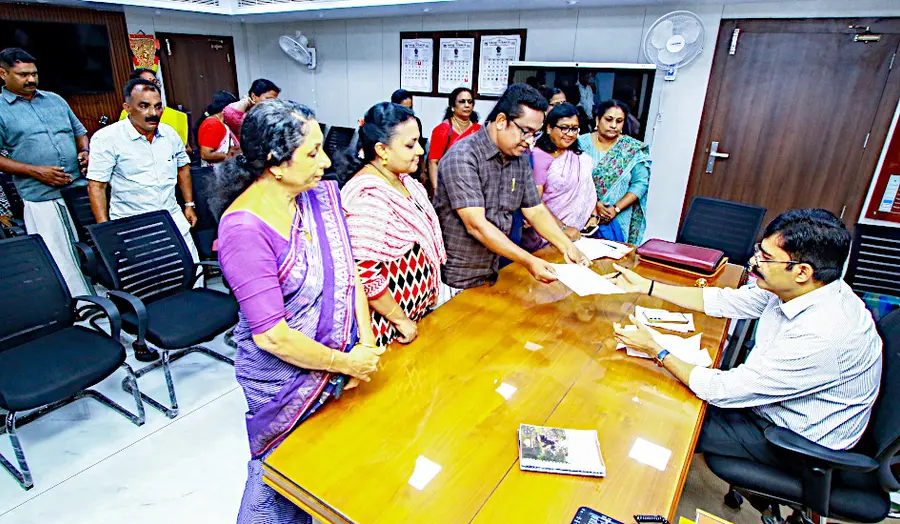 ആലപ്പുഴ ബീച്ച് കാർണിവൽ അഴിമതിയിൽ നടപടിയാവശ്യപ്പെട്ട് നഗരസഭയിലെ എൽഡിഎഫ് കൗൺസിലർമാർ
കലക്ടർക്ക് നിവേദനം നൽകുന്നു