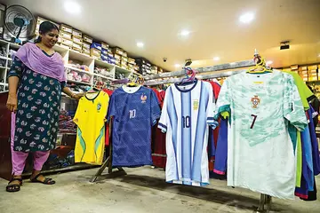 ആലപ്പുഴ നഗരത്തിലെ  വ്യാപാരസ്ഥാപനത്തിൽ വിൽപ്പനയ‍്ക്ക് എത്തിച്ച ഫുട്ബോൾ ടീമുകളുടെ ജഴ്‌സികൾ 