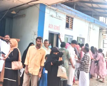 മെഡിക്കൽ കോളേജ് ആശുപത്രിയിലെ സെൻട്രൽ ലാബിലെ പരിശോധന മുടങ്ങിയതോടെ പരിശോധനക്കായി എസിആർ ലാബിൽ എത്തിയവരുടെ തിരക്ക്