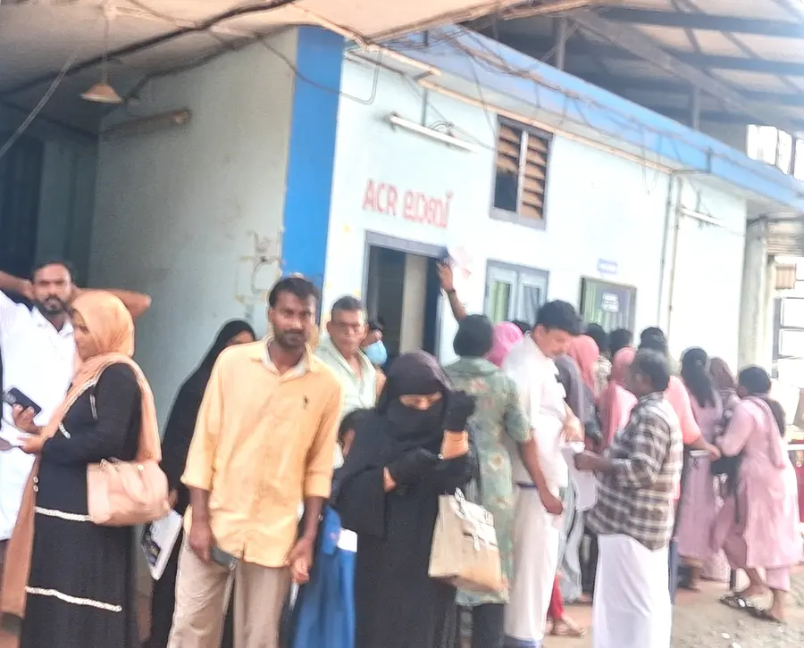 മെഡിക്കൽ കോളേജ് ആശുപത്രിയിലെ സെൻട്രൽ ലാബിലെ പരിശോധന മുടങ്ങിയതോടെ പരിശോധനക്കായി എസിആർ ലാബിൽ എത്തിയവരുടെ തിരക്ക്
