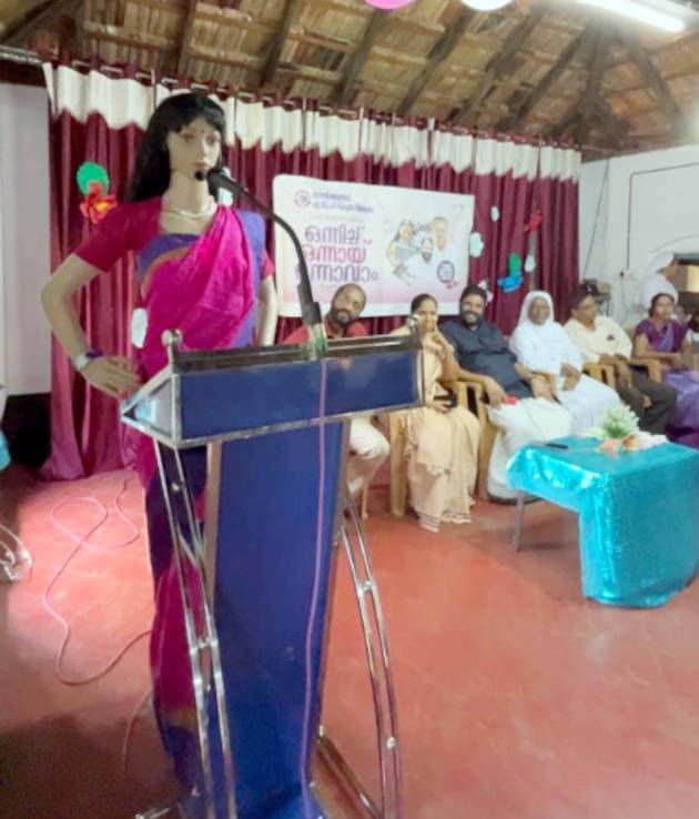 എഐ റോബോട്ടായ ഐറ ടീച്ചർ കുട്ടികളുടെ ചോദ്യങ്ങൾക്ക് മറുപടി നൽകുന്നു