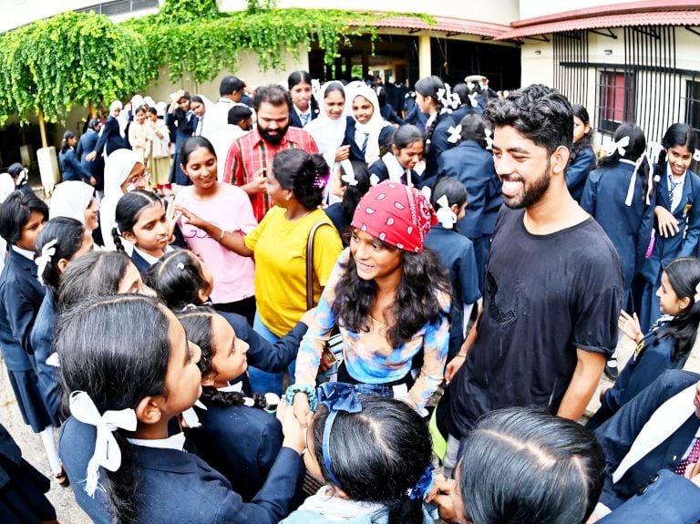 കോഴിക്കോട് നടക്കാവ് ​ഗവ. വൊക്കേഷണല്‍ ​ഗേള്‍സ് ​ഹയര്‍ സെക്കന്‍ഡറി സ്കൂള്‍ സന്ദര്‍ശിച്ച ഉത്തരേന്ത്യയില്‍  നിന്നുള്ള എസ്എഫ്ഐ പ്രവര്‍ത്തകര്‍ വിദ്യാര്‍ഥികളുമായി സംസാരിക്കുന്നു