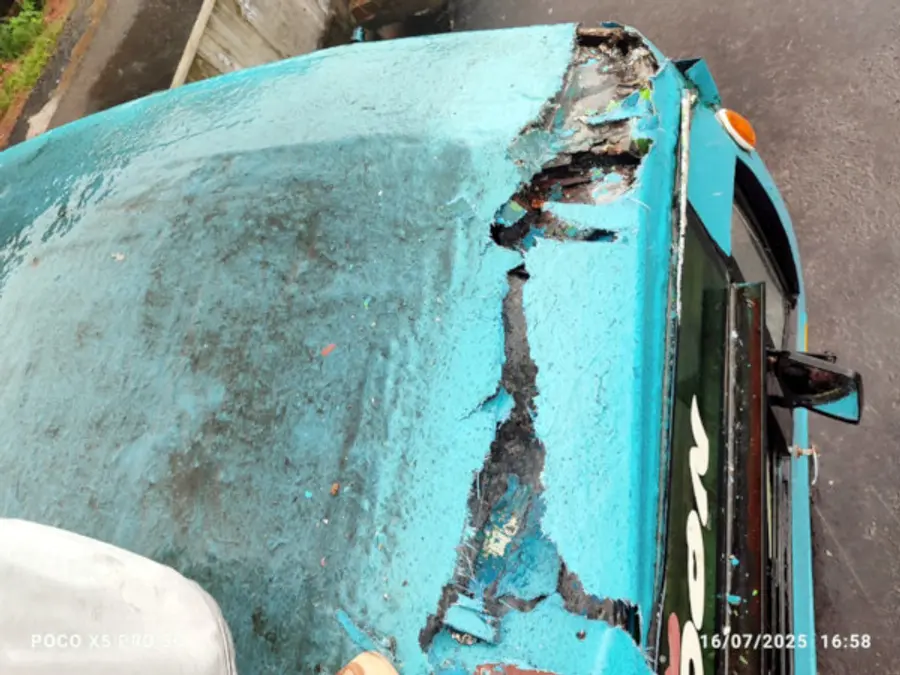 മേൽപ്പാലത്തിന് മുകളിൽനിന്ന് ക്രെയിനിന്റെ യന്ത്രക്കെെ പതിച്ച് കേടുപാട്
സംഭവിച്ച സ്വകാര്യ ബസ്സിന്റെ മുകൾ ഭാഗം