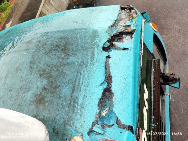 മേൽപ്പാലത്തിന് മുകളിൽനിന്ന്  ക്രെയിനിന്റെ യന്ത്രക്കെെ പതിച്ച്  കേടുപാട്‌  സംഭവിച്ച സ്വകാര്യ ബസ്സിന്റെ മുകൾ ഭാഗം