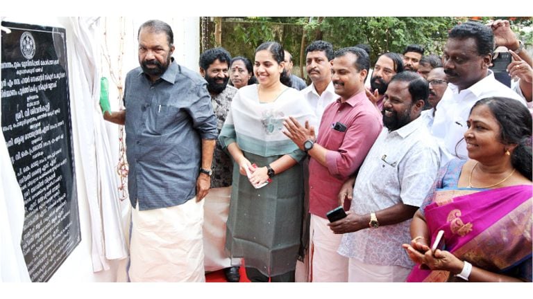 പിഎസ്എൻഎം ഹയർ സെക്കൻഡറി സ്കൂളിൽ നടപ്പാക്കിയ വികസന പദ്ധതികൾ മന്ത്രി വി ശിവൻകുട്ടി ഉദ്ഘാടനം ചെയ്യുന്നു