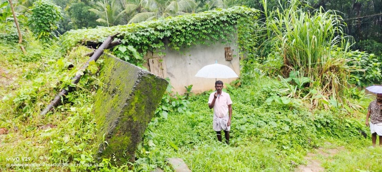 പോത്ത്കല്ല് നാരങ്ങാപൊയിലിൽ കോൺഗ്രസ് മുൻ പഞ്ചായത്തംഗത്തിന്റെ നേതൃത്വത്തിൽ അശാസ്ത്രീയമായ മണ്ണെടുപ്പിനെ തുടർന്ന് കോൺഗ്രീറ്റ് സംരക്ഷണ ഭിത്തി തകർന്ന  നിലയിൽ