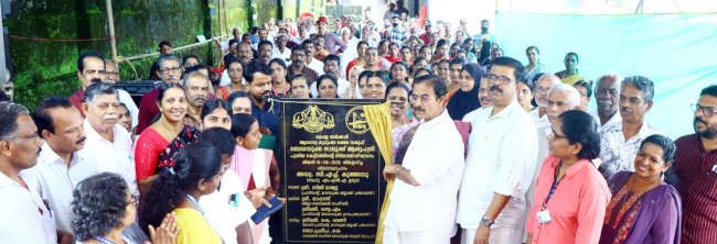 ബേഡഡുക്ക താലൂക്ക്  ആശുപത്രി കെട്ടിടത്തിന് സി എച്ച് കുഞ്ഞമ്പു എംഎൽഎ കല്ലിടുന്നു