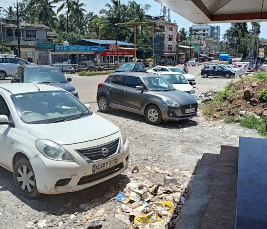 കാസർകോട്‌ റെയിൽവേ സ്‌റ്റേഷന് സമീപം റോഡരികിൽ നിർത്തിയിട്ട വാഹനങ്ങൾ 